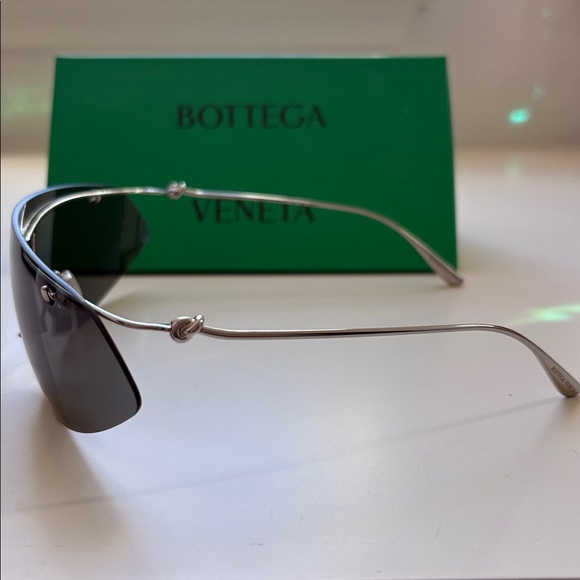 New Bottega Veneta sunglasses main image 3